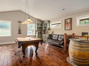 Entertainment room with pool table