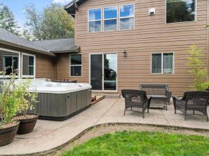 Exterior traditional home Tigard with hot tub