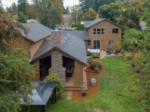 Exterior traditional home Tigard large fenced yard