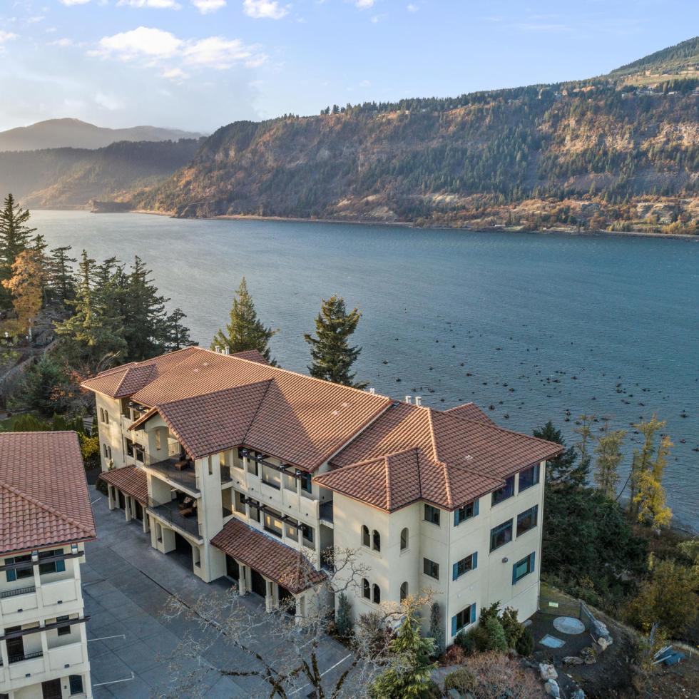 Hood River luxury condo on Columbia River with gorge views