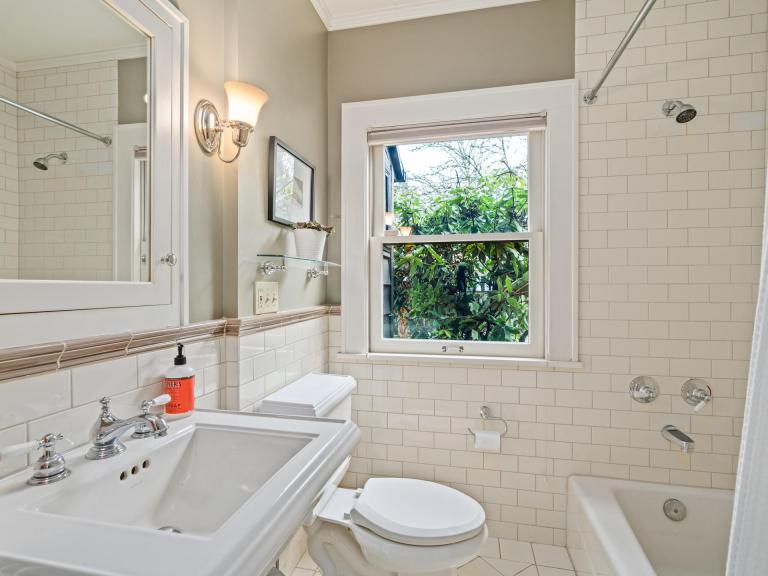 2604 NE 36th Ave Portland OR-020-32-Bathroom-MLS_Size.jpg