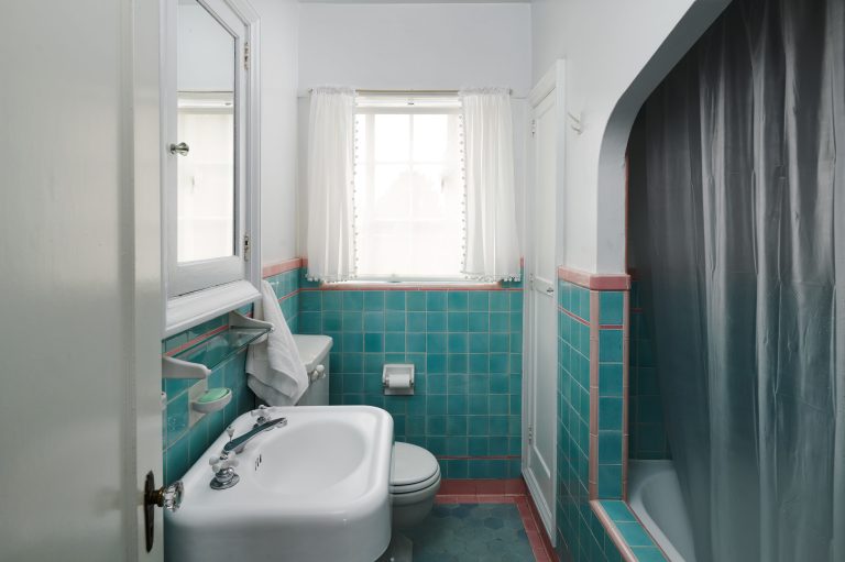 2325 NE Flanders St Unit APT-print-028-024-Bathroom-4200x2798-300dpi