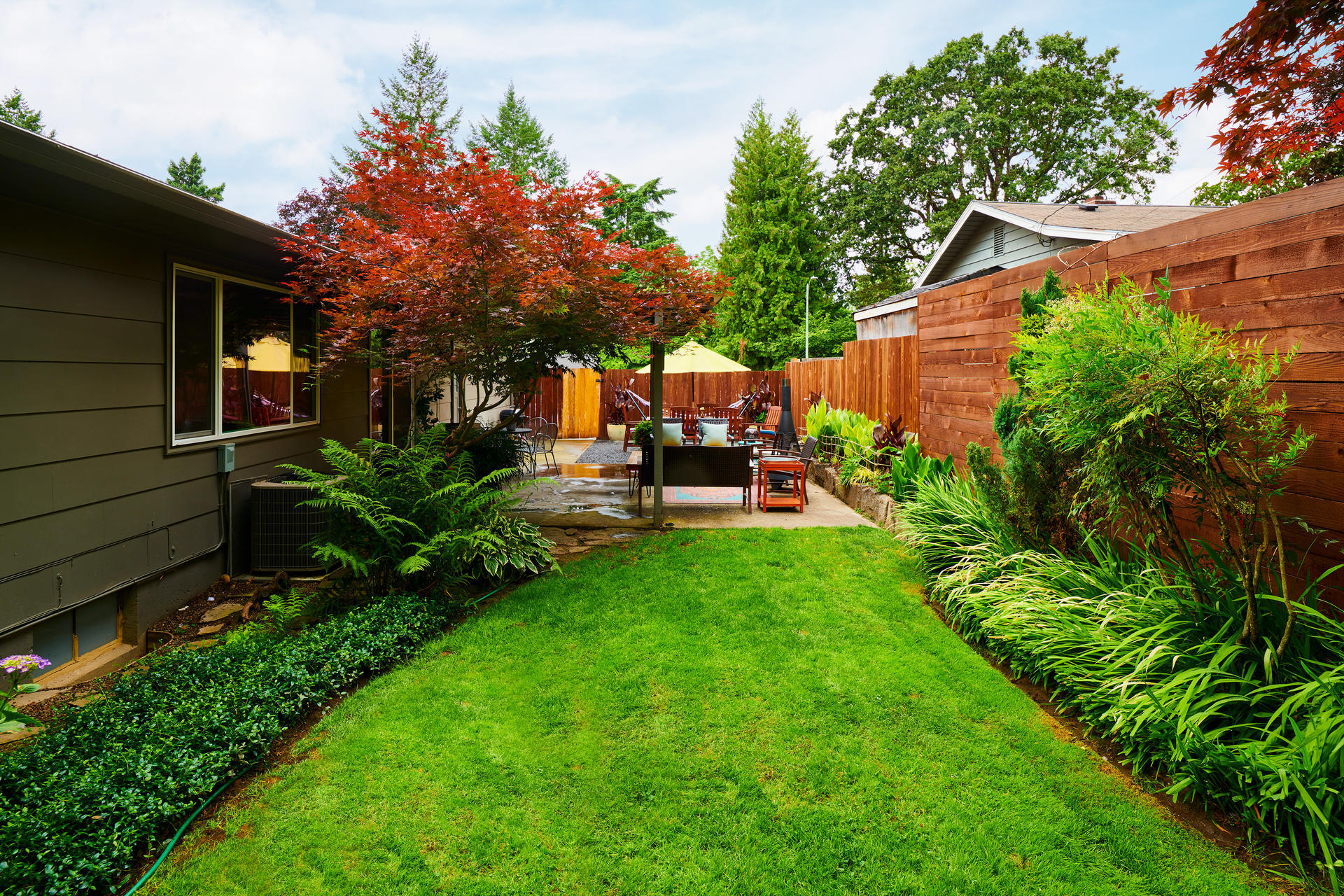 backyard green grass Lake Oswego Entertainer's delight